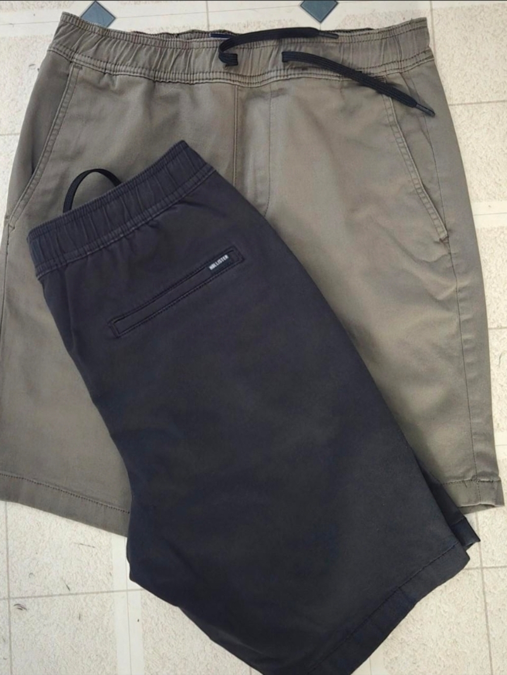 2 Hollister Mens Drawstring Shorts. Washed Black And Olive Green. Size Small